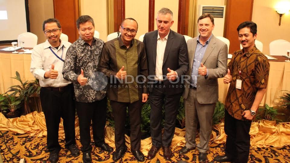 Para pembicara foto bersama usai seminar persiapan pembangunan arena balap sepeda (velodrome) Rawamangun.